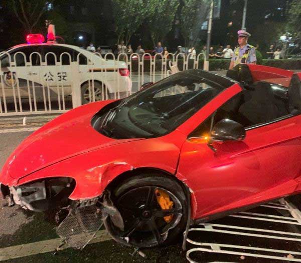 道路護欄被撞 道路護欄被撞